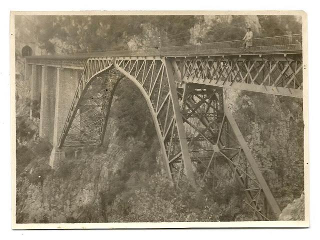 Le viaduc d’Assopos, avant sa destruction en 1943 par les saboteurs Anglais du SOE (Special Operations Executive). Il a été reconstruit après la guerre, suivant un plan bien différent.