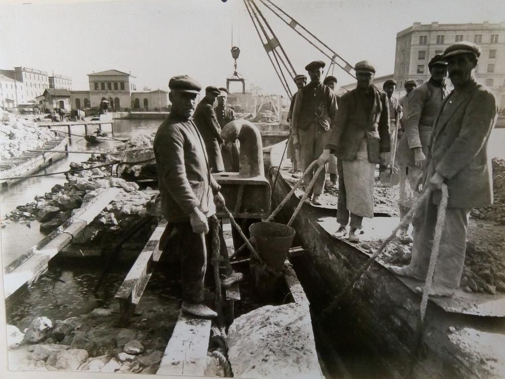 Port du Pirée, 23 septembre 1927 ; déchargement de matériaux (ANMT 1995 031 2274)