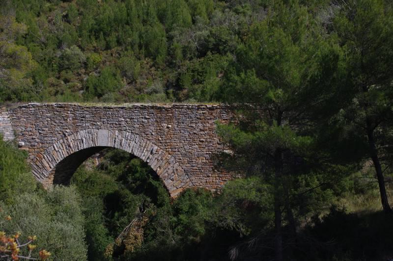 Pont de la ligne ferroviaire de la mine de Grammatiko (Source: https://www.topoguide.gr/mountains/attiki/advs_mikri_attiki/hiking_on_a…)