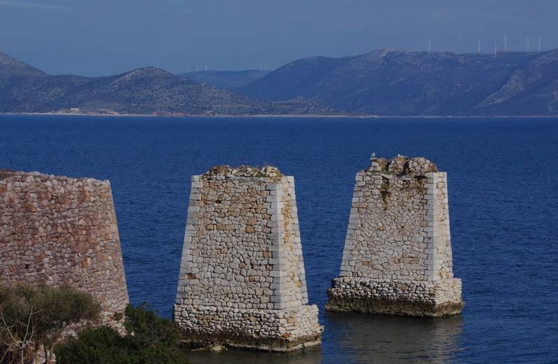 Les piliers du quai de chargement à Limnionas (Source: https://www.topoguide.gr/mountains/attiki/advs_mikri_attiki/hiking_on_a…)