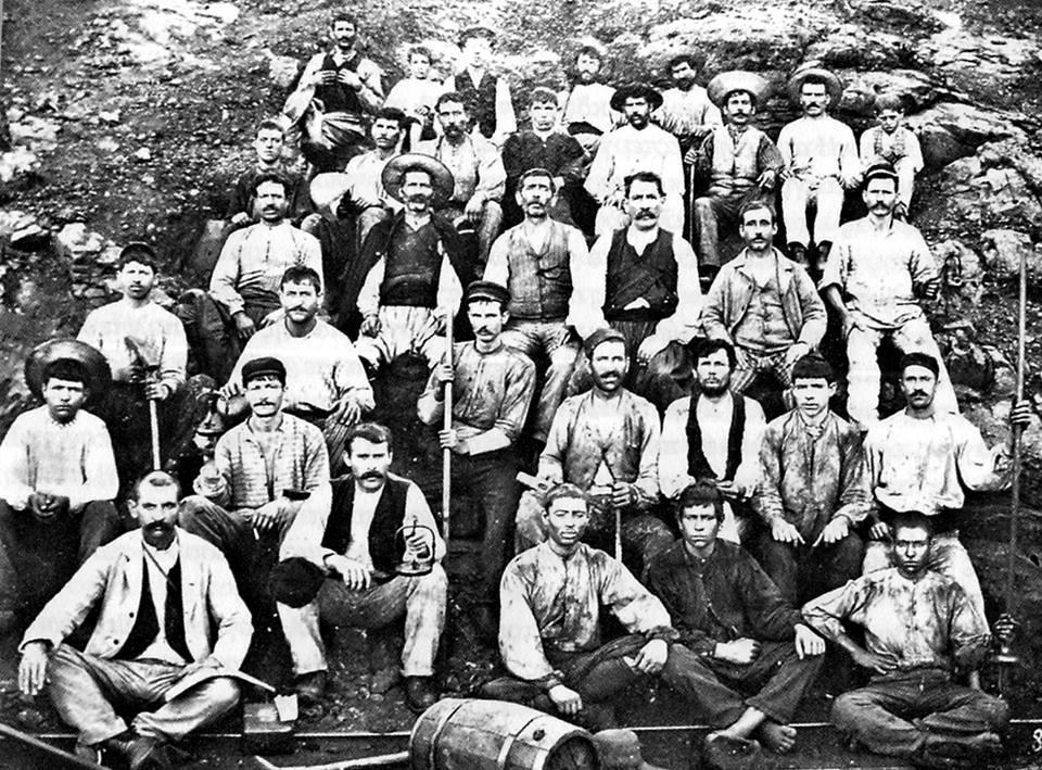 Mineurs à Seriphos (Source: Archive photographique du Musée nationale et historique. Photo de Th. Fyntanidis, c. 1895)