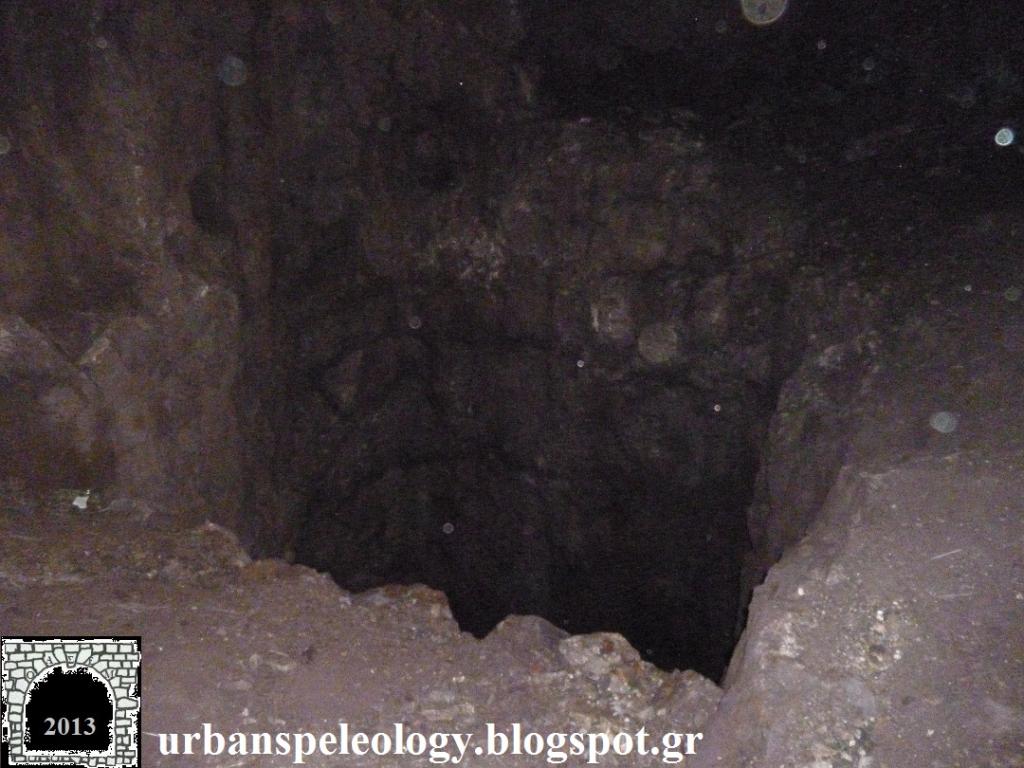 Puits de la mine de Grammatiko (Source: Αστική Σπηλαιολογία http://urbanspeleology.blogspot.com/2013/04/blog-post.html)