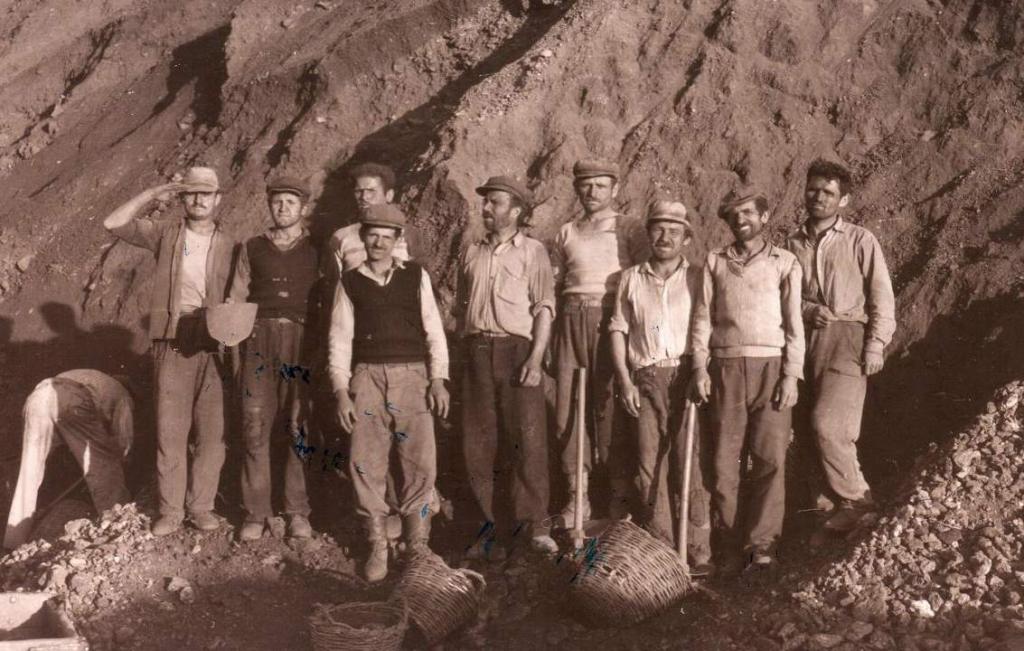 Mineurs à Seriphos pendant le chargement d’un navire, 1957. (Source: Archives nationales de Grèce, Département de Cyclades)