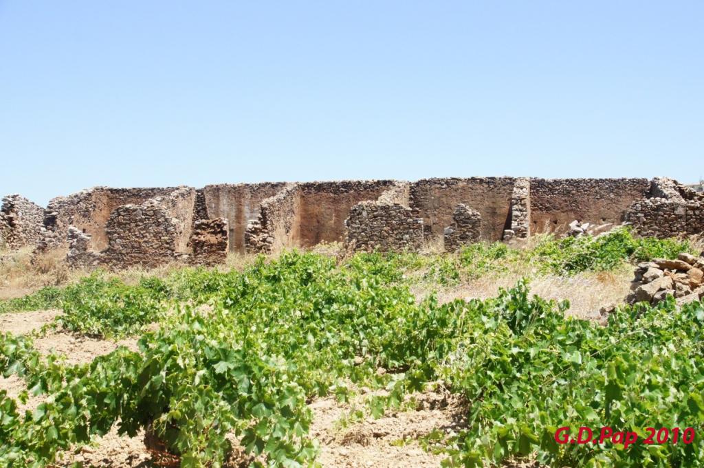 Vestiges des maisons des ouvriers à Dardesa (Source: Papadimitriou, Georgios D., «Οι φρεατοειδείς κάμινοι της Δάρδέζας …», Ορυκτός Πλούτος, no. 162, avril juin 2012, p. 7-12